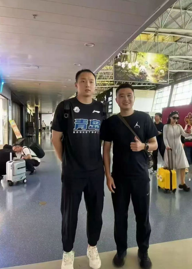 若是现身自, 王奕博在与