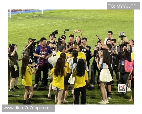 《当我与足球场上的传奇球星陷入爱河,生活变成了不可预测的精彩》