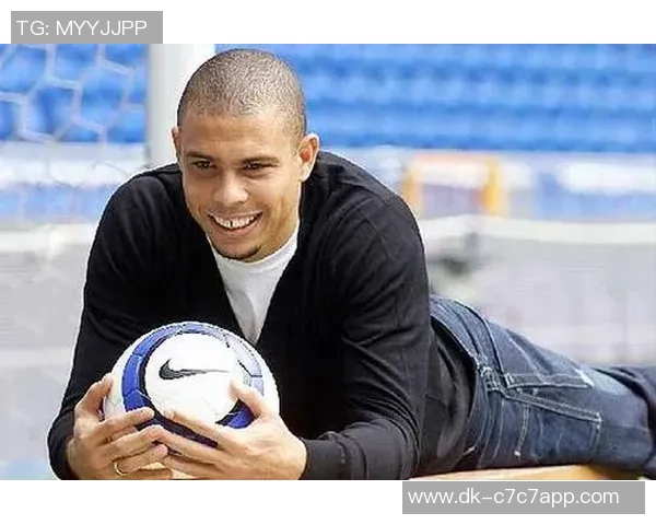 猜足球球星谜语，挑战你的球场知识与智慧，揭秘足球巨星的名字和传奇故事